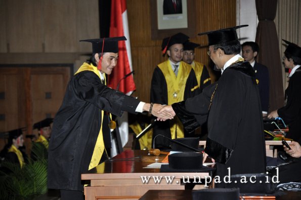 dok-humas-unpad_ilalang-foto_wisuda-gel-1-2010-2011_s1-hukum_291