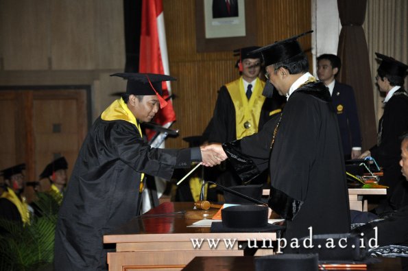 dok-humas-unpad_ilalang-foto_wisuda-gel-1-2010-2011_s1-hukum_295