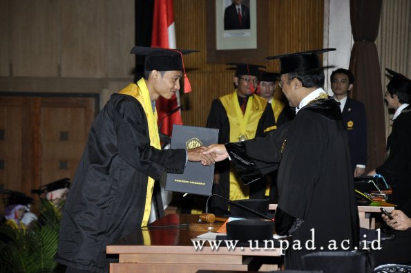 dok-humas-unpad_ilalang-foto_wisuda-gel-1-2010-2011_s1-hukum_302