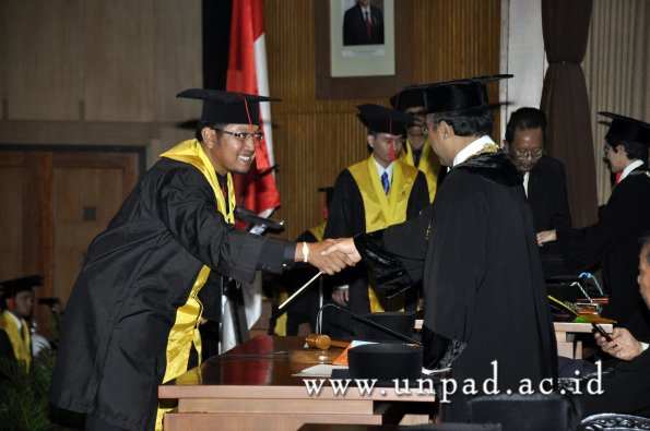 dok-humas-unpad_ilalang-foto_wisuda-gel-1-2010-2011_s1-hukum_303