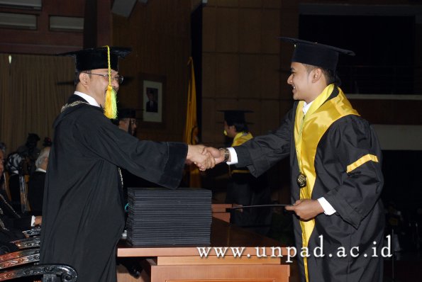 dok-humas-unpad_ilalang-foto_wisuda-gel-1-2010-2011_s1-fikom_002