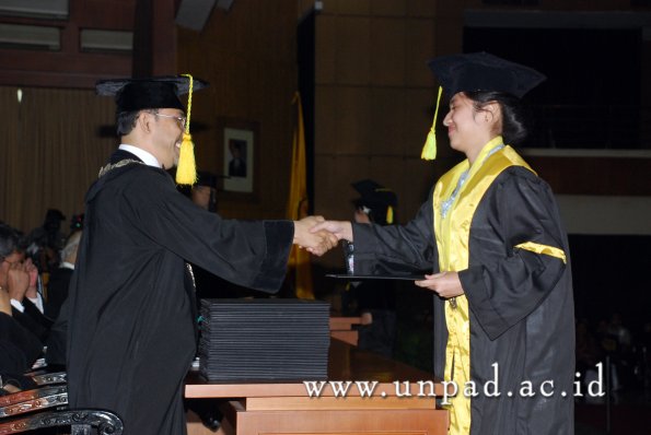 dok-humas-unpad_ilalang-foto_wisuda-gel-1-2010-2011_s1-fikom_006