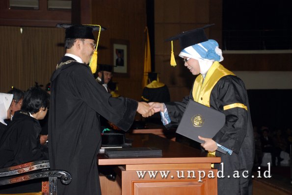 dok-humas-unpad_ilalang-foto_wisuda-gel-1-2010-2011_s1-fikom_041