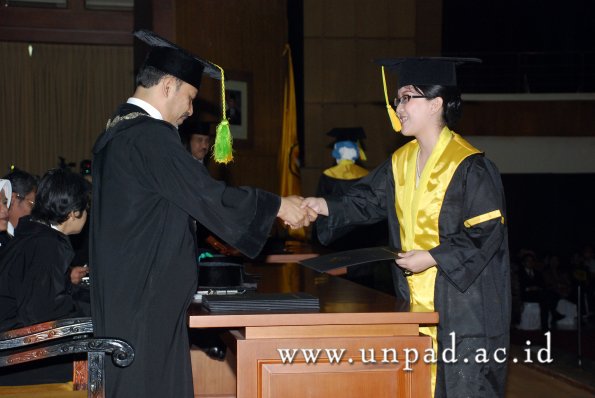 dok-humas-unpad_ilalang-foto_wisuda-gel-1-2010-2011_s1-fikom_042