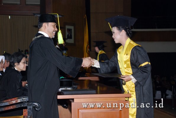 dok-humas-unpad_ilalang-foto_wisuda-gel-1-2010-2011_s1-fikom_043