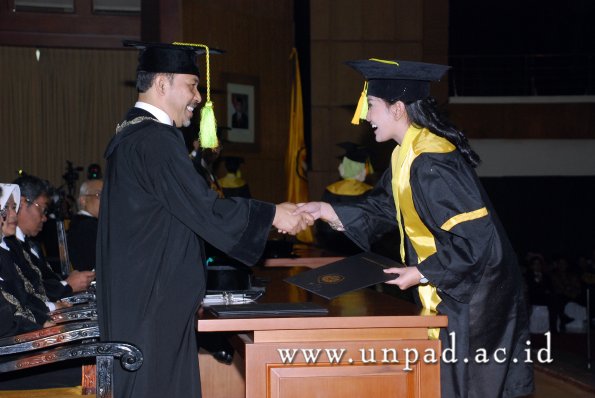 dok-humas-unpad_ilalang-foto_wisuda-gel-1-2010-2011_s1-fikom_046