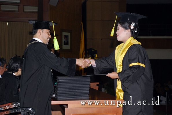 dok-humas-unpad_ilalang-foto_wisuda-gel-1-2010-2011_s1-fikom_050