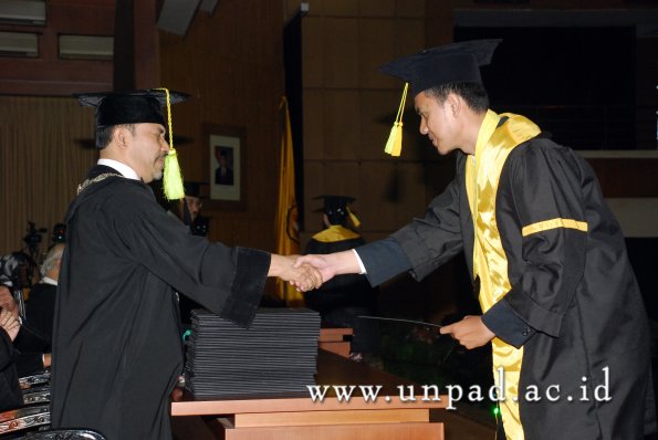 dok-humas-unpad_ilalang-foto_wisuda-gel-1-2010-2011_s1-fikom_052