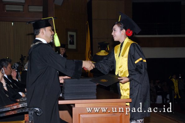 dok-humas-unpad_ilalang-foto_wisuda-gel-1-2010-2011_s1-fikom_055