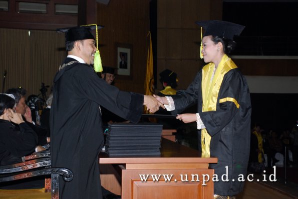 dok-humas-unpad_ilalang-foto_wisuda-gel-1-2010-2011_s1-fikom_056