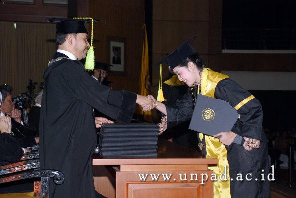 dok-humas-unpad_ilalang-foto_wisuda-gel-1-2010-2011_s1-fikom_058