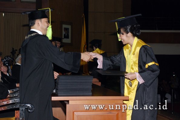 dok-humas-unpad_ilalang-foto_wisuda-gel-1-2010-2011_s1-fikom_059