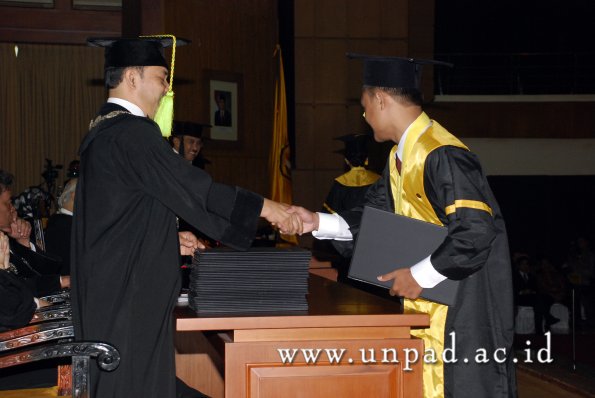 dok-humas-unpad_ilalang-foto_wisuda-gel-1-2010-2011_s1-fikom_060