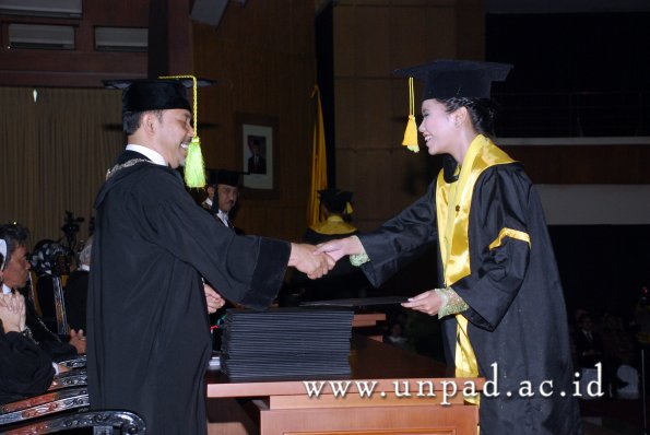 dok-humas-unpad_ilalang-foto_wisuda-gel-1-2010-2011_s1-fikom_061