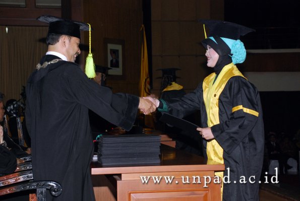 dok-humas-unpad_ilalang-foto_wisuda-gel-1-2010-2011_s1-fikom_065