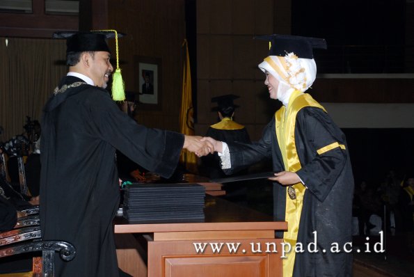 dok-humas-unpad_ilalang-foto_wisuda-gel-1-2010-2011_s1-fikom_067