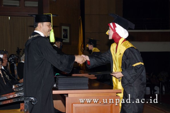 dok-humas-unpad_ilalang-foto_wisuda-gel-1-2010-2011_s1-fikom_072