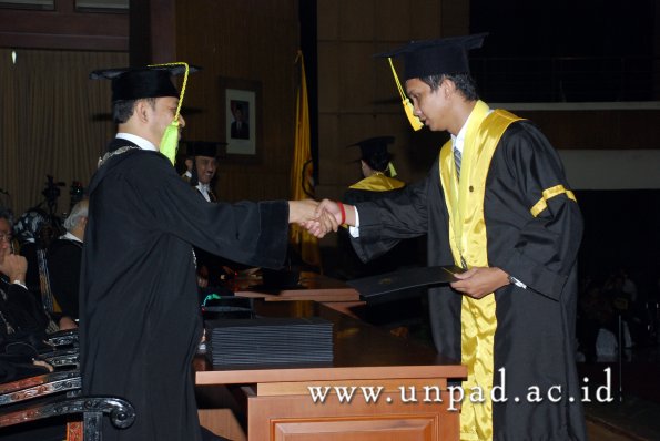 dok-humas-unpad_ilalang-foto_wisuda-gel-1-2010-2011_s1-fikom_115