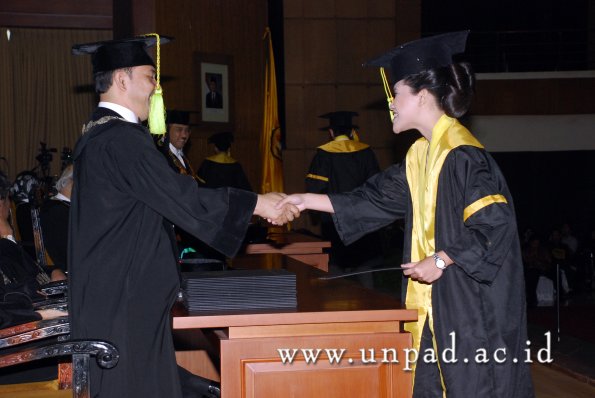 dok-humas-unpad_ilalang-foto_wisuda-gel-1-2010-2011_s1-fikom_116