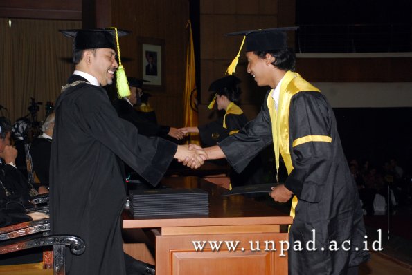 dok-humas-unpad_ilalang-foto_wisuda-gel-1-2010-2011_s1-fikom_117