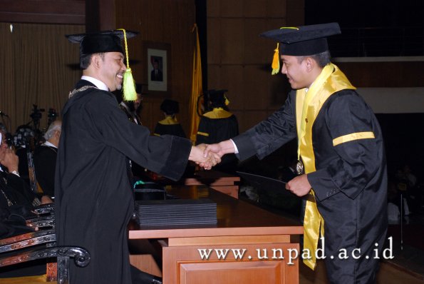 dok-humas-unpad_ilalang-foto_wisuda-gel-1-2010-2011_s1-fikom_118