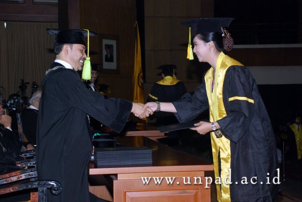 dok-humas-unpad_ilalang-foto_wisuda-gel-1-2010-2011_s1-fikom_119