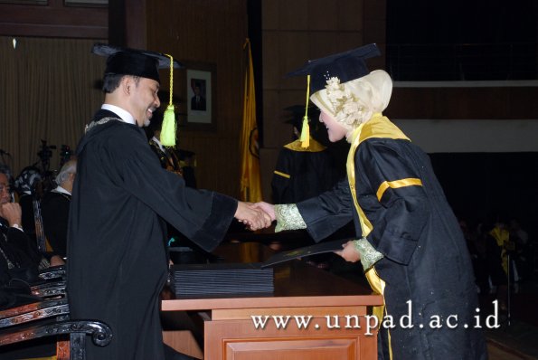 dok-humas-unpad_ilalang-foto_wisuda-gel-1-2010-2011_s1-fikom_120