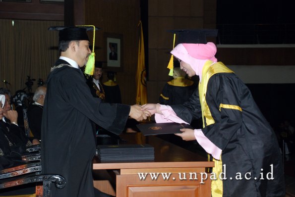 dok-humas-unpad_ilalang-foto_wisuda-gel-1-2010-2011_s1-fikom_121