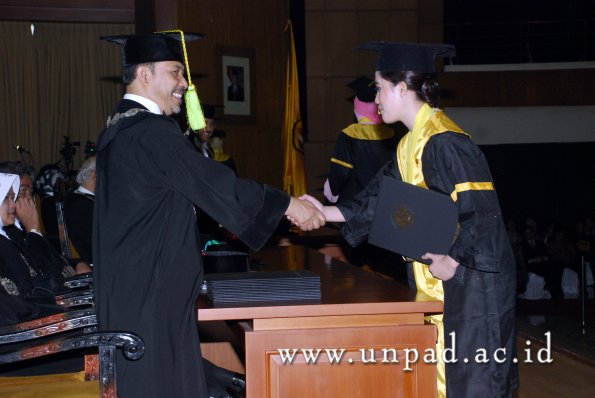 dok-humas-unpad_ilalang-foto_wisuda-gel-1-2010-2011_s1-fikom_122