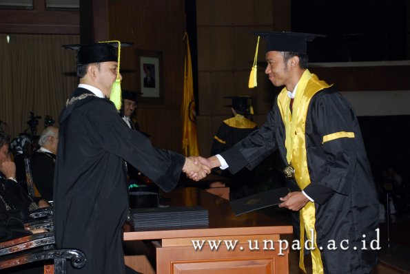 dok-humas-unpad_ilalang-foto_wisuda-gel-1-2010-2011_s1-fikom_123