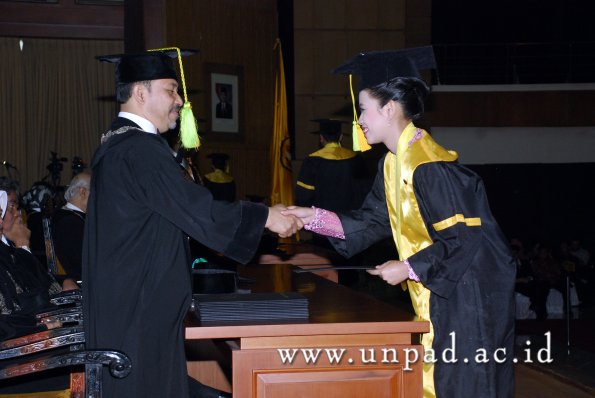 dok-humas-unpad_ilalang-foto_wisuda-gel-1-2010-2011_s1-fikom_124