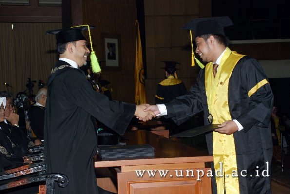 dok-humas-unpad_ilalang-foto_wisuda-gel-1-2010-2011_s1-fikom_125