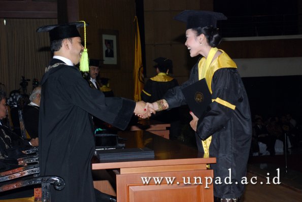 dok-humas-unpad_ilalang-foto_wisuda-gel-1-2010-2011_s1-fikom_128