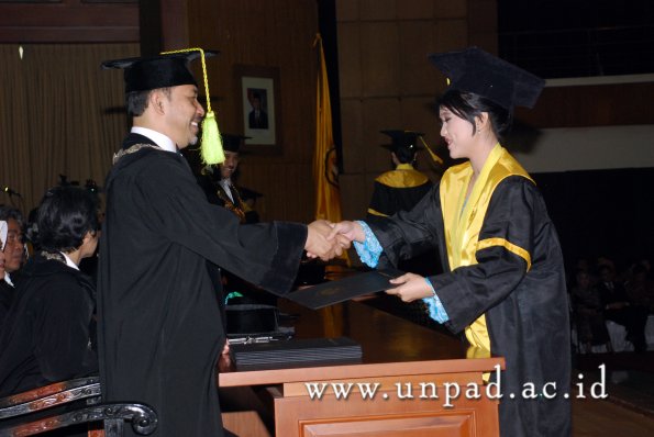 dok-humas-unpad_ilalang-foto_wisuda-gel-1-2010-2011_s1-fikom_129