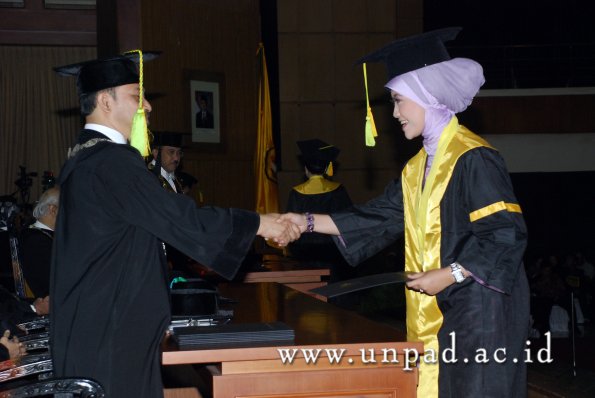 dok-humas-unpad_ilalang-foto_wisuda-gel-1-2010-2011_s1-fikom_130