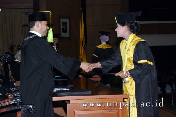 dok-humas-unpad_ilalang-foto_wisuda-gel-1-2010-2011_s1-fikom_131