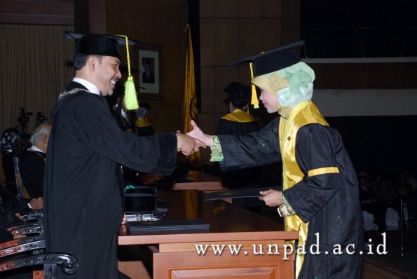 dok-humas-unpad_ilalang-foto_wisuda-gel-1-2010-2011_s1-fikom_132