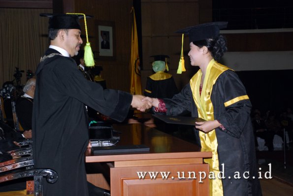 dok-humas-unpad_ilalang-foto_wisuda-gel-1-2010-2011_s1-fikom_133