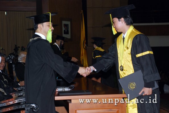 dok-humas-unpad_ilalang-foto_wisuda-gel-1-2010-2011_s1-fikom_134