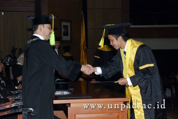 dok-humas-unpad_ilalang-foto_wisuda-gel-1-2010-2011_s1-fikom_135