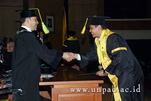 dok-humas-unpad_ilalang-foto_wisuda-gel-1-2010-2011_s1-fikom_136