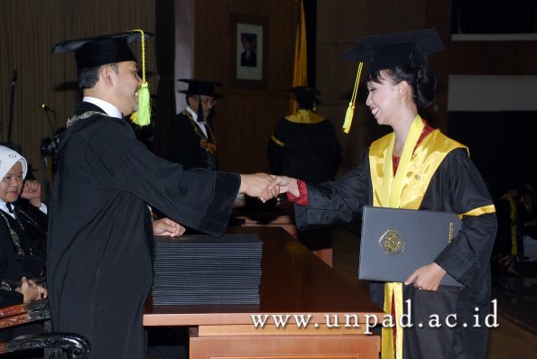 dok-humas-unpad_ilalang-foto_wisuda-gel-1-2010-2011_s1-fikom_137