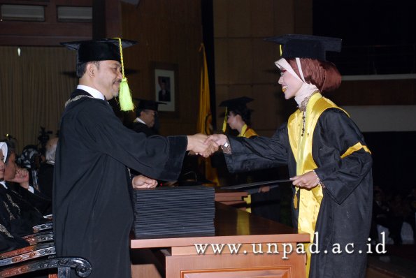 dok-humas-unpad_ilalang-foto_wisuda-gel-1-2010-2011_s1-fikom_138