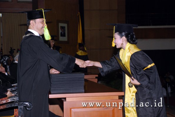 dok-humas-unpad_ilalang-foto_wisuda-gel-1-2010-2011_s1-fikom_139