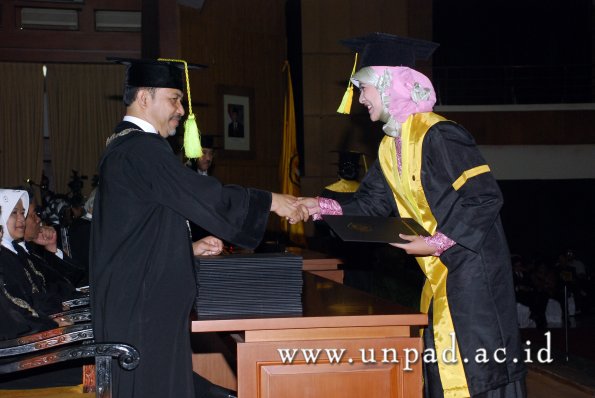 dok-humas-unpad_ilalang-foto_wisuda-gel-1-2010-2011_s1-fikom_140