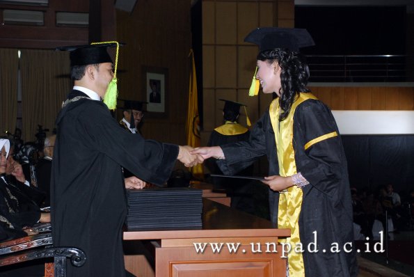 dok-humas-unpad_ilalang-foto_wisuda-gel-1-2010-2011_s1-fikom_143