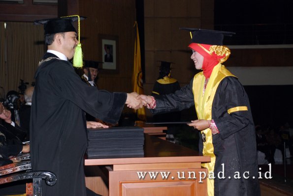 dok-humas-unpad_ilalang-foto_wisuda-gel-1-2010-2011_s1-fikom_144