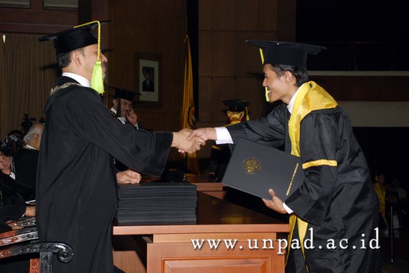 dok-humas-unpad_ilalang-foto_wisuda-gel-1-2010-2011_s1-fikom_145