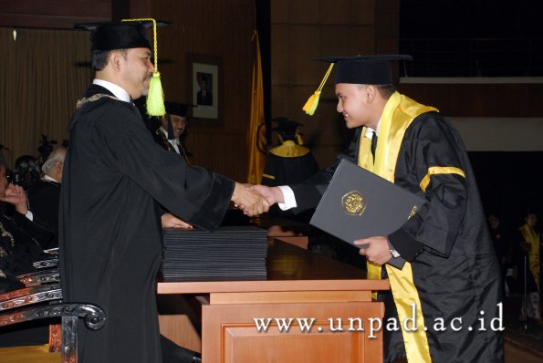 dok-humas-unpad_ilalang-foto_wisuda-gel-1-2010-2011_s1-fikom_146