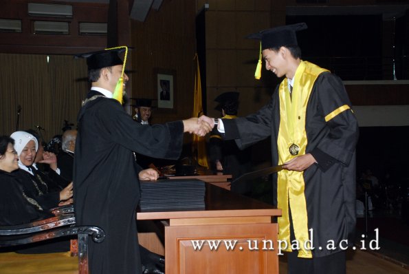 dok-humas-unpad_ilalang-foto_wisuda-gel-1-2010-2011_s1-fikom_148